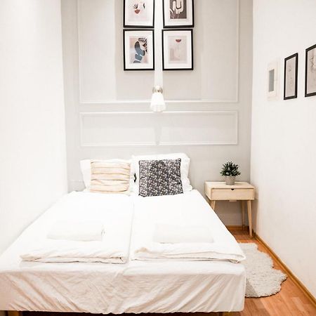 Stylish And Spacious ! Central Location Kazincy Netflix Budapest Eksteriør billede
