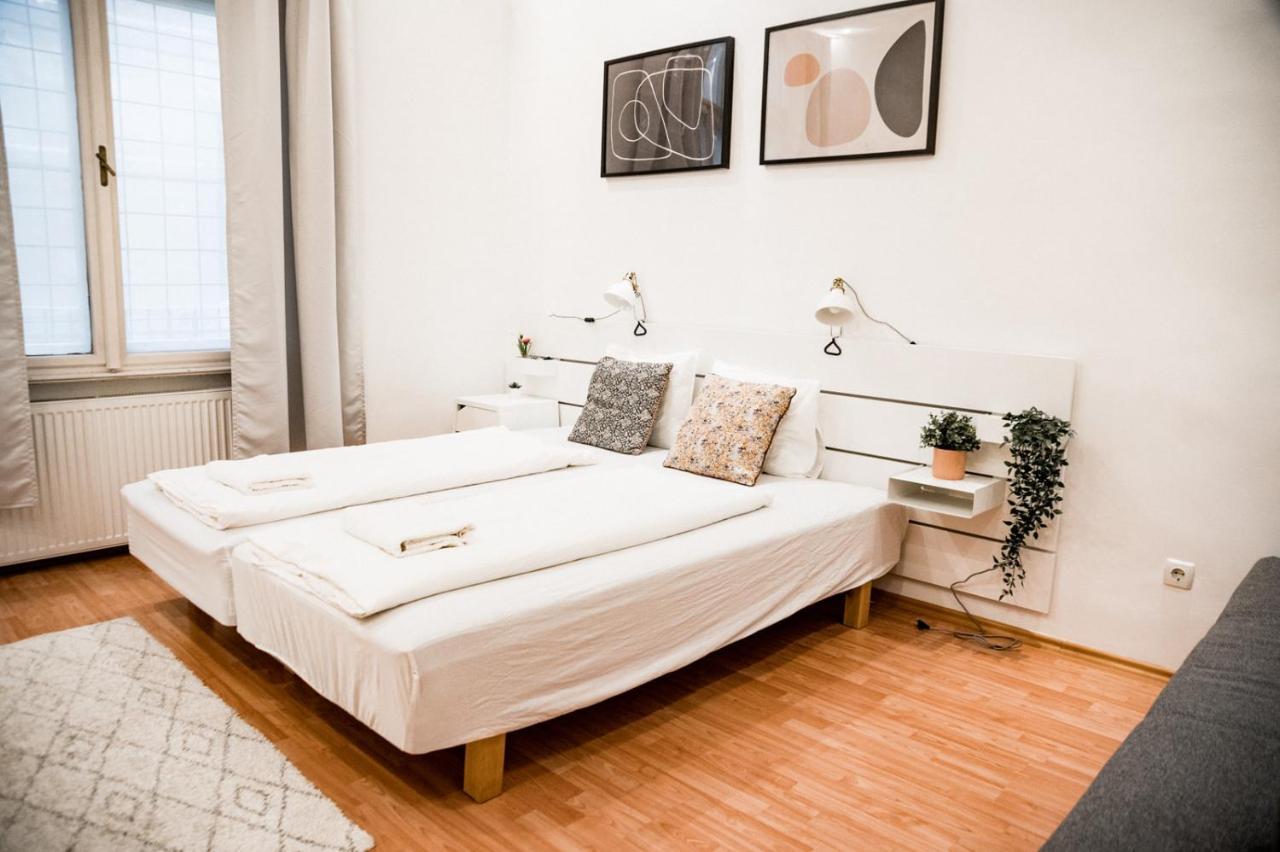 Stylish And Spacious ! Central Location Kazincy Netflix Budapest Eksteriør billede